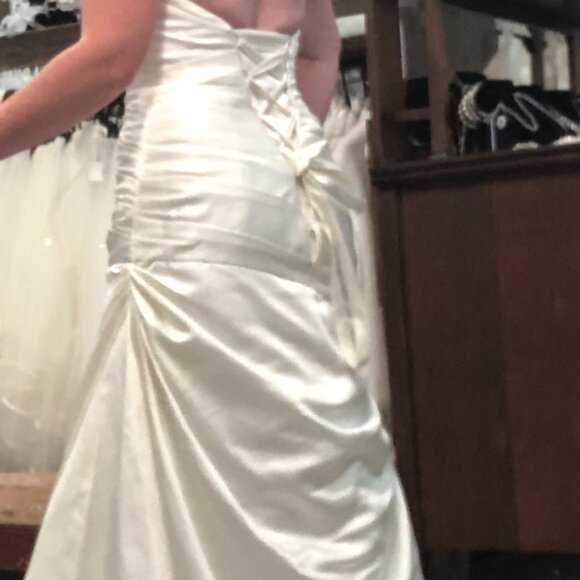 SAMPLE Satin Wedding Dress, Ivory Simple Mermaid Fit & Flare Sexy, Corset back - Picture 9 of 10